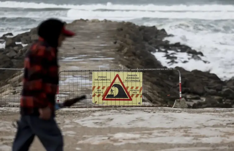 Toda a costa sob aviso laranja devido a ondas e 12 distritos pelo vento e neve